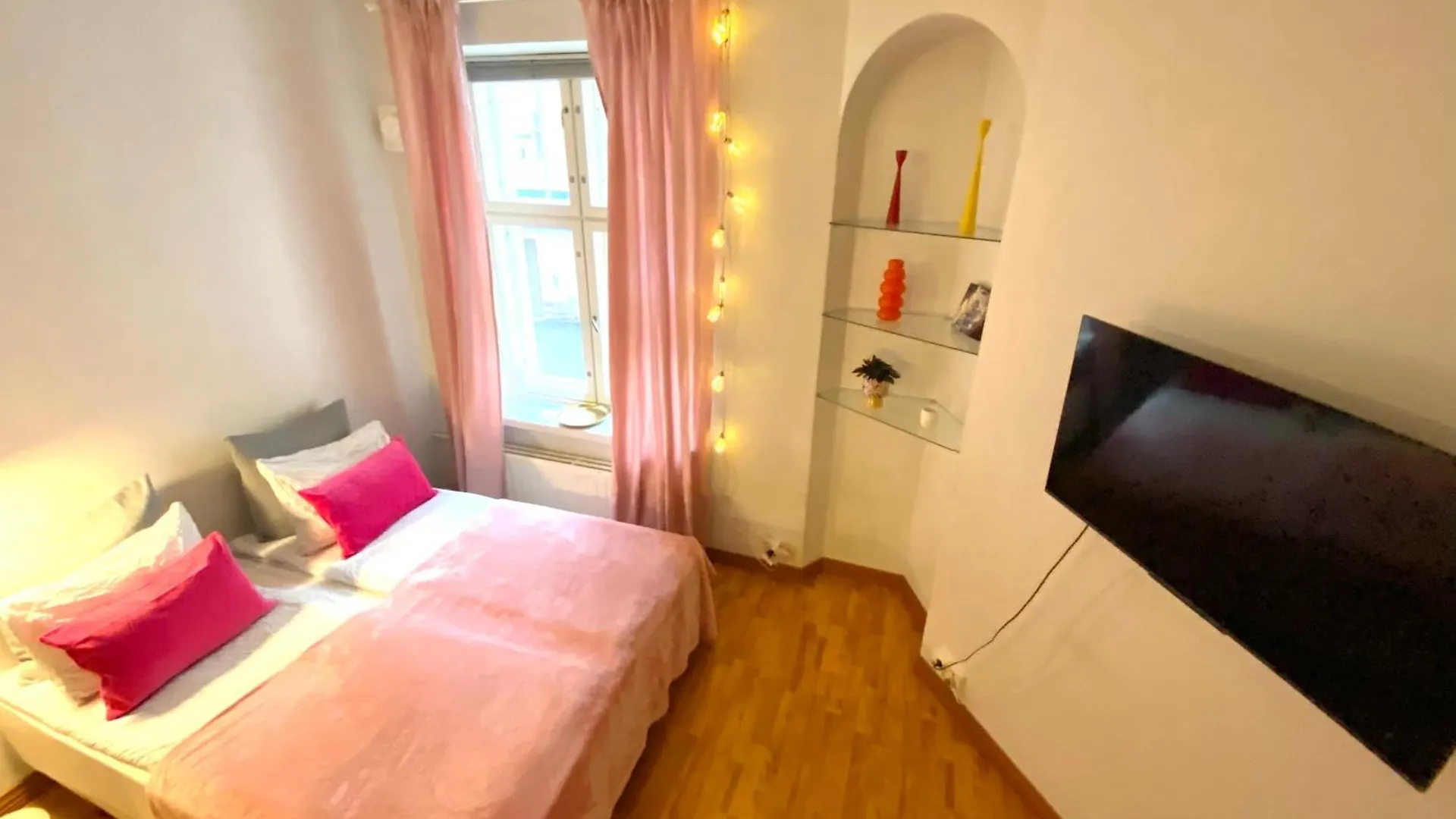 Контакты Pink Gem, Kamppi